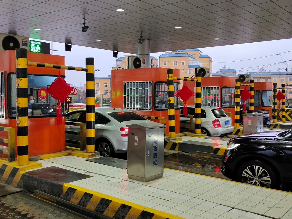 收费站悬挂中国结